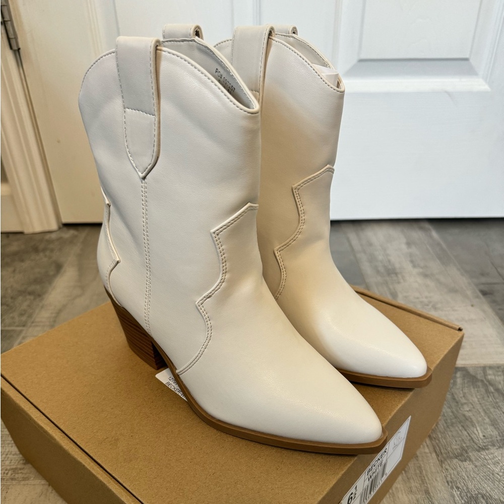 NWT Journee Collection Womens Becker Pointed Toe Stacked Western Booties